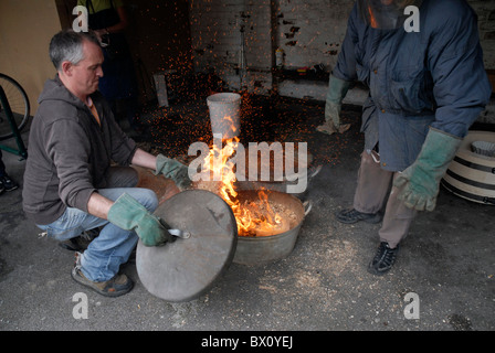 Fare ceramica Raku utilizzando un tradizionale riservato di cottura in ceramica Foto Stock