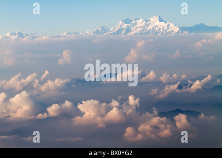 Piano vista aerea dell'himalaya tra le nuvole Foto Stock