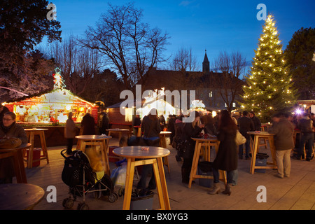 Persone di bere vino brulé mercatino di Natale Foto Stock