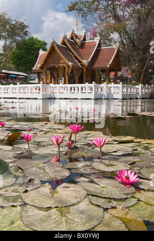 Thai 'tempio Wat nam hoo' circondata da acqua con fiori di loto nei pressi di pai,thailandia Foto Stock