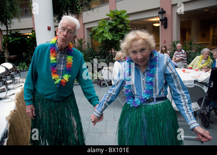 Evento di festa in vecchi popoli Ritirement residenziale di comunità Foto Stock