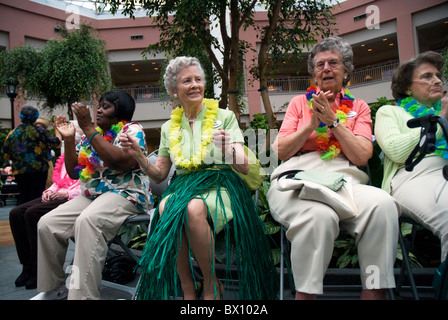 Evento di festa in vecchi popoli Ritirement residenziale di comunità Foto Stock