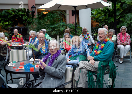 Evento di festa in vecchi popoli residenziale comunità di pensionamento Foto Stock