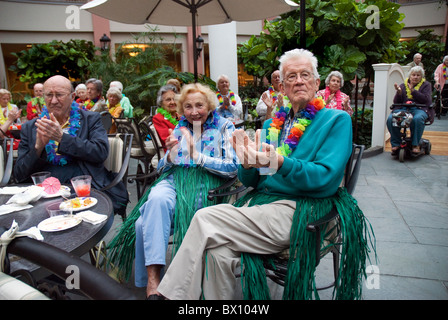 Evento di festa in vecchi popoli residenziale comunità di pensionamento Foto Stock