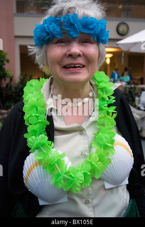 Evento di festa in vecchi popoli Ritirement residenziale di comunità Foto Stock