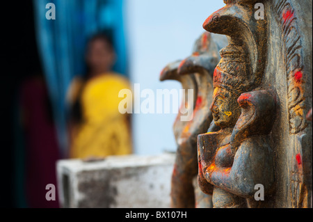 Altare indù pietre a un tempio raffigurante Indian vishnu divinità in sud campagna indiana. Andhra Pradesh, India. Foto Stock