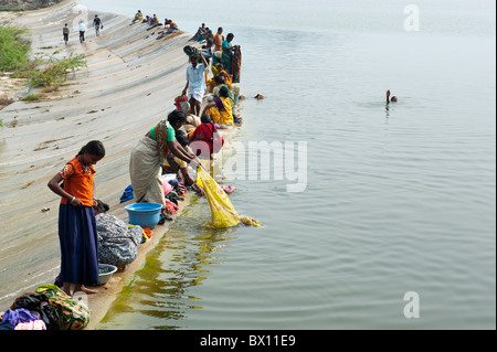 Le donne indiane e le ragazze il bucato a mano in un lago. Andhra Pradesh, India Foto Stock