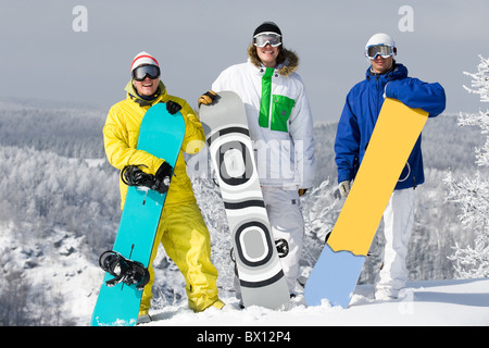 Ritratto di felice tre giovani uomini con gli snowboard guardando la fotocamera Foto Stock