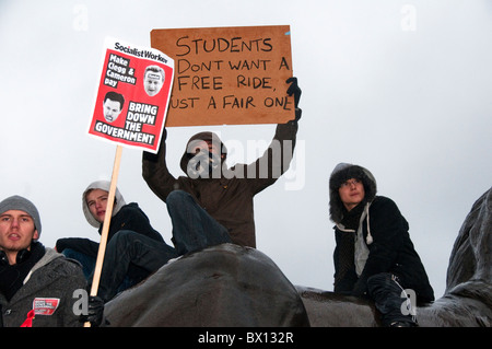 Gli studenti dimostrano contro l'istruzione i tagli e le tasse scolastiche aumenta a Londra tempesta di neve 30 Novembre 2010 Foto Stock