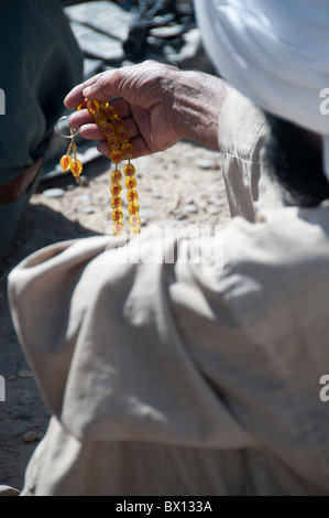 Preghiera di perline in mano di uomo di Helmand Foto Stock