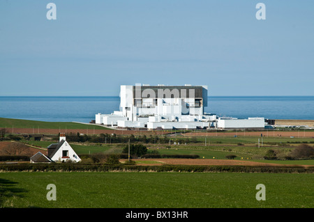 Dh Torness Power station TORNESS LOTHIAN centrale nucleare di Torness campi e casa Foto Stock