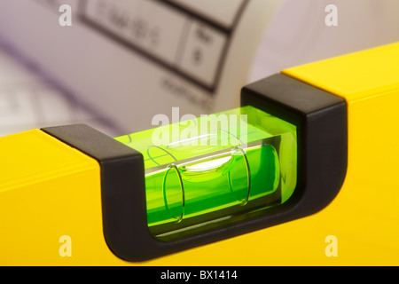 Close up di un giallo livello di spirito con fuori i piani di messa a fuoco in background Foto Stock