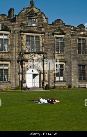 dh St Salvators quandrangle ST ANDREWS FIFE SCOTLAND Scottish University Gli studenti rilassano le sale dell'università superiore studiando gli studenti all'aperto Foto Stock