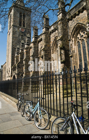 Dh St Andrews University St Andrews Fife studenti biciclette St Salvators chiesa edificio salvator bike Foto Stock