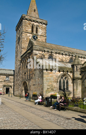 Dh St Andrews University St Andrews Fife Santa Trinità la gente seduta di banco pietra ciottoli chiesa quadrata Foto Stock