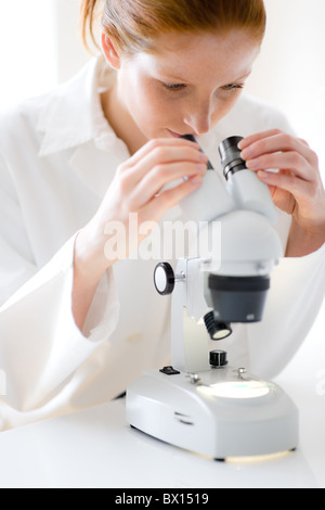 Laboratorio di microscopio - donna ricerca medica farmacia esperimento, bassa profondità di campo Foto Stock