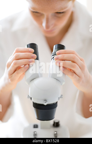 Laboratorio di microscopio - donna ricerca medica farmacia esperimento, bassa profondità di campo Foto Stock