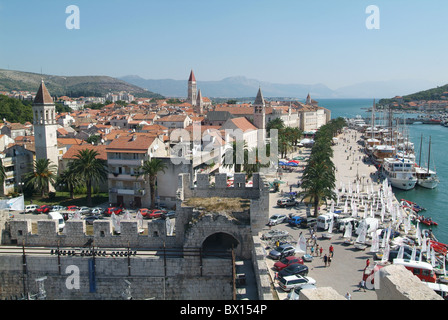 La città di Trogir panoramica della città vecchia di Croazia Europa dalmata di patrimonio culturale mondiale dell UNESCO costa del mare Adria Foto Stock