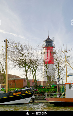 Leuchtturm und Schiffe im Hafen von Buesum,faro e le navi nel porto di Buesum Foto Stock