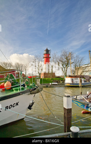 Leuchtturm und Schiffe im Hafen von Buesum: faro e le navi nel porto di Buesum Foto Stock