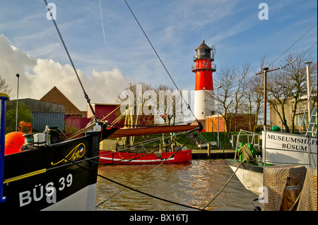 Leuchtturm und Schiffe im Hafen von Buesum; Faro e le navi nel porto di Büsum Foto Stock