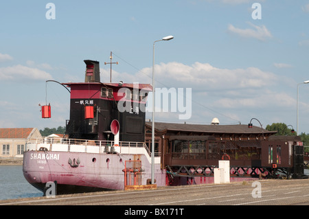 Barca - ristorante, zona industriale, Bassins un flots, Bordeaux, Francia Foto Stock