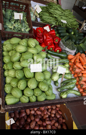 Ortaggi per la vendita sul mercato di Funchal Madeira Place Foto Stock