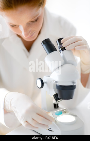 Laboratorio di microscopio - donna ricerca medica farmacia esperimento, bassa profondità di campo Foto Stock