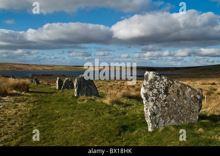 Dh Achavanich STEMSTER CAITHNESS megalitico di cerchio di pietra e Loch Stemster pietre permanente Foto Stock