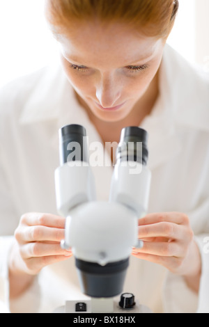 Laboratorio di microscopio - donna ricerca medica farmacia esperimento, bassa profondità di campo Foto Stock