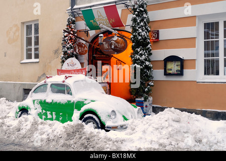 Vecchio VW Beatle nevicato-in al di fuori di un ristorante della città vecchia, Varsavia, Polonia. Foto Stock