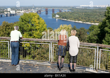 Le persone che si godono il panorama sul fiume Dnieper vicino a Kiev, Ucraina Foto Stock