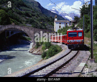 Alpi ponti Glacier Express ferrovia Matterhorn Gottardo prato montagne Neubruck Furka Oberalp railroad r Foto Stock