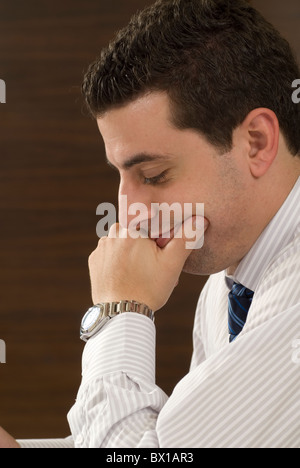 30 anni imprenditore libanese pensando a Beirut Libano Medio Oriente Foto Stock