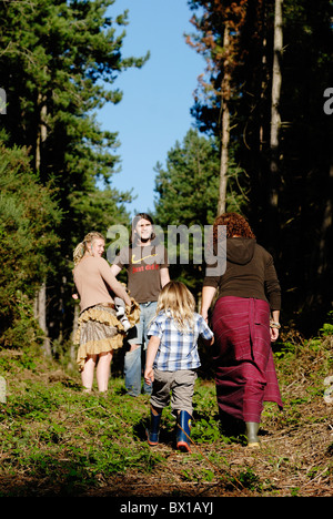 Tre generazioni della famiglia passeggiate nel bosco, il Galles. Foto Stock
