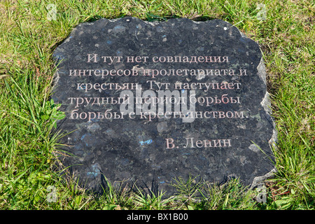 Citazione da Vladimir Lenin su una lastra di pietra al di fuori del Holodomor Monumento e Museo a Kiev, Ucraina Foto Stock