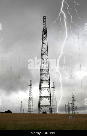 Un fulmine oltre l'antenna UHF a montanti a Rampisham Dorset Foto Stock