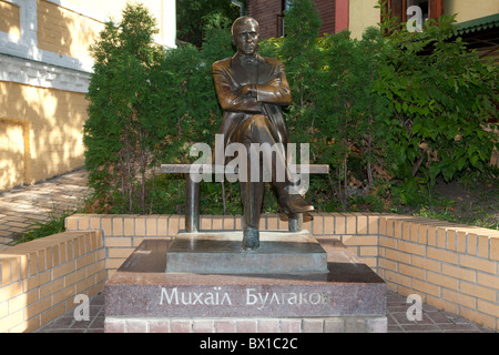 Statua dello scrittore di fama mondiale Mikhail Bulgakov (1891-1940) nella sua ex casa a Kiev, Ucraina Foto Stock