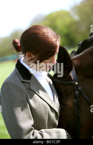 Cavaliere e cavallo Scozia UK testa a testa di toccare Foto Stock