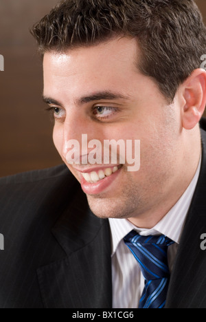 30 anni imprenditore libanese sorridente all'interno di office Beirut Libano Medio Oriente Foto Stock