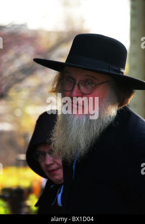 Amish giovane arriva a Rochester NY sul treno Amtrak. Foto Stock