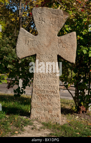 Croce di pietra a Pyrohovo (Museo di Stato di architettura popolare e la vita dell'Ucraina) a Kiev, Ucraina Foto Stock