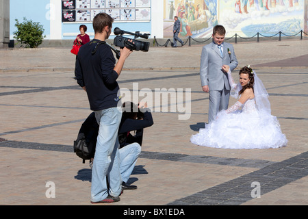 Novelli sposi all'ingresso principale di San Michele Cattedrale Golden-Domed a Kiev, Ucraina Foto Stock