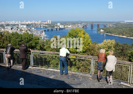 Le persone che si godono il panorama sul fiume Dnieper vicino a Kiev, Ucraina Foto Stock