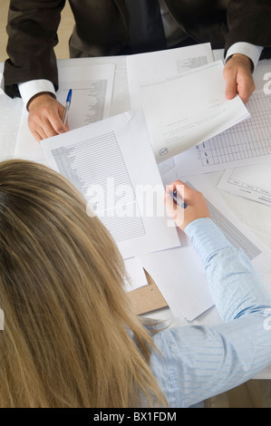 I dipendenti che lavorano con i file all'interno di office Beirut Libano Medio Oriente Foto Stock