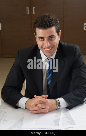 30 anni imprenditore libanese sorridente all'interno di office Beirut Libano Medio Oriente Foto Stock