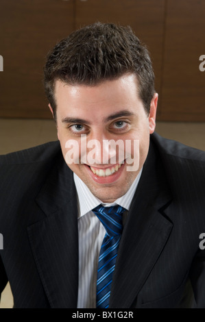 Ritratto di un 30 anni imprenditore libanese sorridente all'interno di office Beirut Libano Medio Oriente Foto Stock