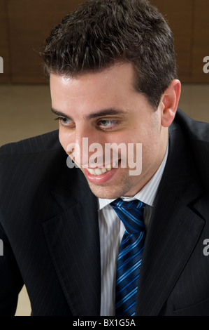 Ritratto di un 30 anni imprenditore libanese sorridente all'interno di office Beirut Libano Medio Oriente Foto Stock