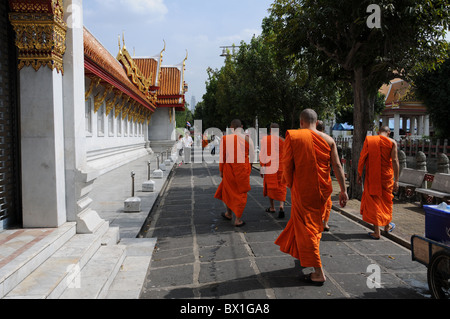 I monaci buddisti in Wat Benchamabopid a Bangkok Foto Stock