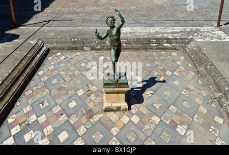 Riproduzione della statua del Fauno presso la Casa del Fauno a Pompei (originale nel Museo di Napoli) Foto Stock